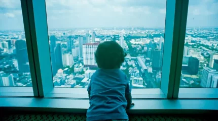 Шымкентте бір күнде екі бала көп қабатты тұрғын үйдің терезесінен құлап кетті