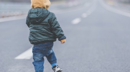 Дитя без глазу: ребёнок остался без присмотра и ушел из детского сада в сторону проезжей части в Караганде