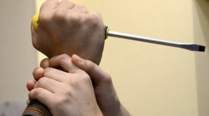 Собутыльник отверткой до смерти изнасиловал приятеля