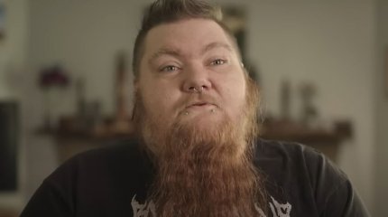 Американка отрастила 30-сантиметровую бороду и попала в Книгу рекордов Гиннесса