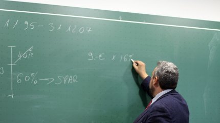 Учителя вышли из отпуска в Таразе и узнали о сокращении зарплаты