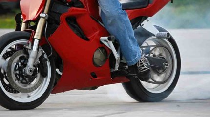 Үндістанда әкесі үйге қонбаған қызын бауыздап, мәйітін мотоциклге байлап сүйреген