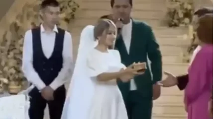 Желіде тойда торттың орнына қымыз ұсынғандардың видеосы қызу талқыға түсті