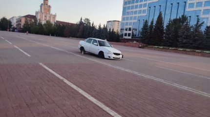 Авто с простреленными колесами заметили на центральной площади в Костанае