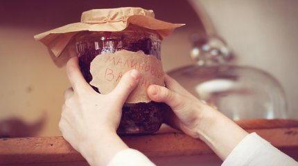 Вор проломил стену гаража и украл варенье в Карагандинской области