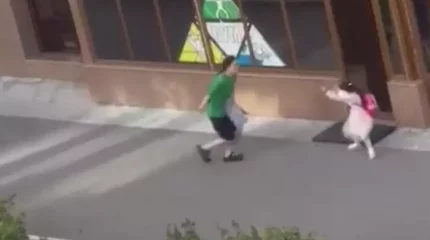 Балабақшаға барғысы келмеген бес жасар қызды әпкесі көшеде ұрып-тепкен