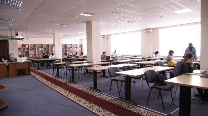 "Кітапханашылардың жалақысын мектептегі педагогтардың мәртебесіне сәйкес теңестіру мәселесін ұсынып отырмыз", - депутат