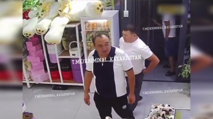 "Цветочный скандал" с экс-полицейским в Шымкенте получил продолжение