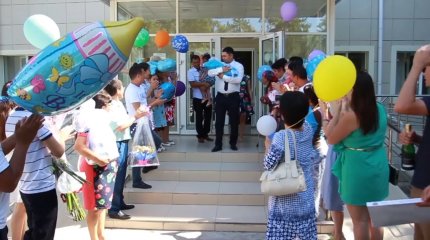 Не превращать выписку из роддома в грандиозное шоу призвали атыраусцев