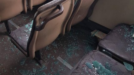 На карагандинку с грудничком упало стекло в автобусе