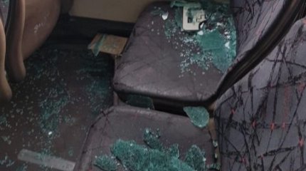 Қарағандыдағы автобуста бала ұстаған әйелдің үстіне терезе сынып, құлаған