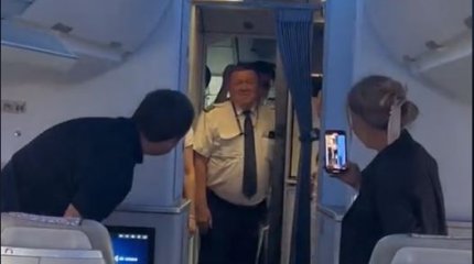 Пассажиры аплодисментами проводили казахстанского пилота на пенсию