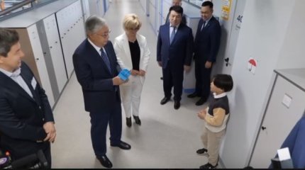 Третьеклассник опоздал на встречу с Токаевым, но подарил ему органайзер