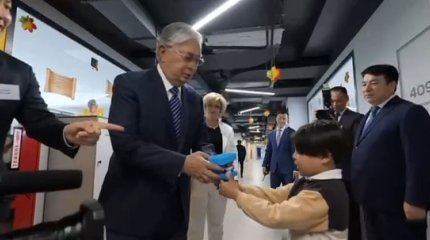 Президентпен кездескен үшінші сынып оқушысы Мемлекет басшысына өзі құрастырған үстел органайзерін сыйға тартты