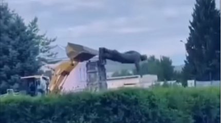 Памятник Ленину рухнул в ВКО во время реставрации