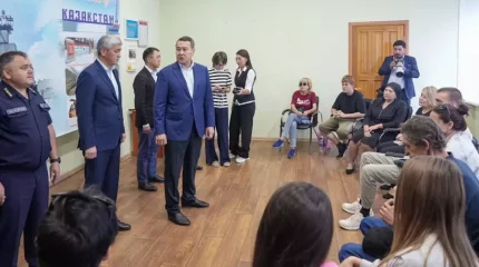 "Үш күн өтті, балам қайда?" Әлихан Смайылов "Қазақстан" шахтасында қаза тапқандардың жақындарымен кездесті