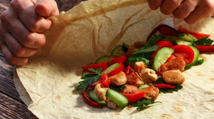 "С одного укуса": 76 человек отравились шаурмой в России