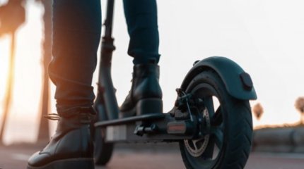 Электросамокатчик сбил 8-летнюю девочку в парке Караганды