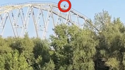 Мужчина после ссоры с девушкой пытался спрыгнуть с моста в Уральске