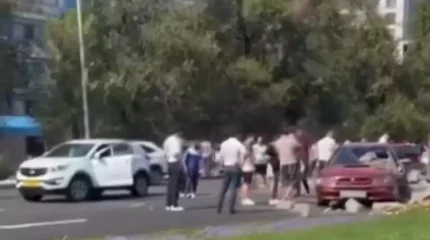 Алматыда әл-Фараби даңғылы бойында жүк көлігі бірнеше көлікті соқты