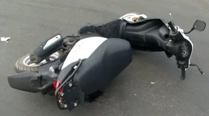 Шымкентте скутер тізгіндеген жүкті әйел жол апатына түсті