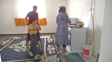 «АМАNАТ» партиясы мүмкіндігі шектеулі бала тәрбиелеп отырған ананың үйіне газ кіргізіп берді