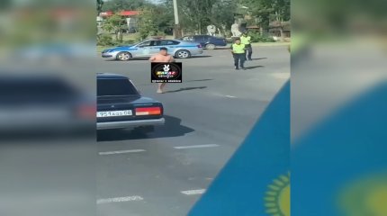 "Детей одел в школу - сам остался без трусов": обнаженного мужчину на улицах Тараза обсуждают в сети