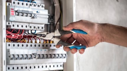 Ақмола облысында ер адамды өндіріс орнында ток соқты