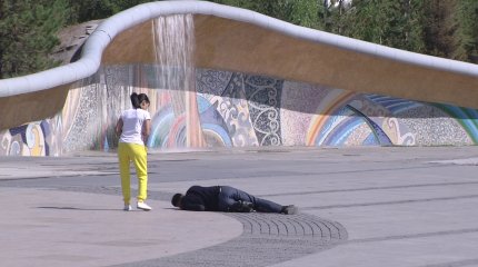 Көшеде біреу ауырып құлап жатса көмек көрсетесіз бе?