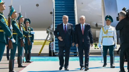 Тоқаев Эмомали Рахмонды қарсы алды