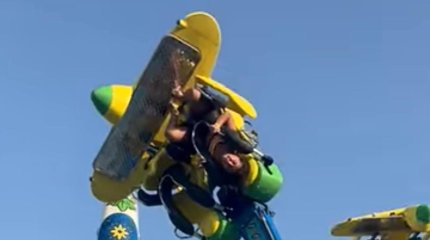 Дети застряли вниз головой на аттракционе в Актау