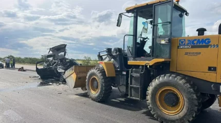 "Қаза тапқандар мен жарақат алғандар бар": Қостанай облысында шағын автобус пен бульдозер соқтығысты