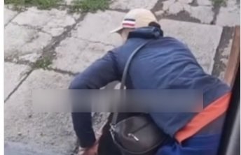 Кто-нибудь помогите! Грабитель избил женщину на глазах у сына в Каркаралинске