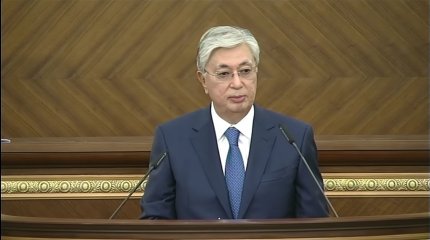 Повышение зарплат и стипендий, «заморозка» пенсионного возраста, легализация авто: как исполняются поручения Президента?