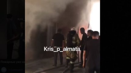 В Алматы горит "барахолка"