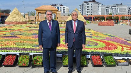 Токаев и Рахмон осмотрели выставку-ярмарку сельскохозяйственных и промышленных товаров Таджикистана