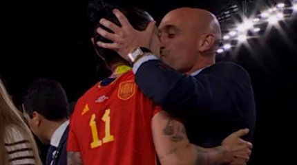 Футболистки Испании бастуют из-за поцелуя