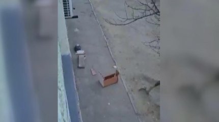 Диван выбросили с балкона на жителя Актау: мужчина скончался
