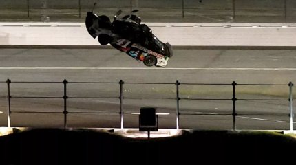 Гонщик перевернулся в машине 10 раз и выжил