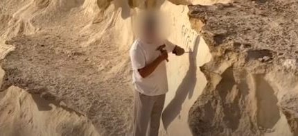 Хотел как лучше: актюбинский чиновник извинился за надпись в каньоне Ыбысты-Сай