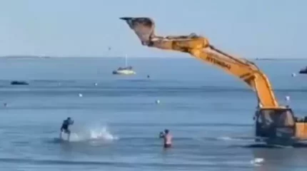 Ақтауда 29 жастағы жүргізуші экскаваторымен Каспий теңізіне кірген