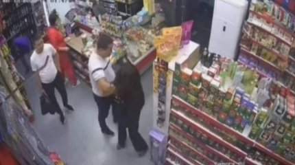 Схватил женщину за грудь в магазине Алматы: мужчину арестовали на 5 суток