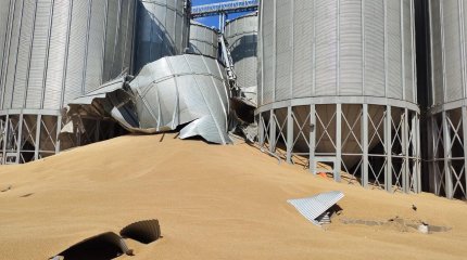 Зернохранилище разорвало на части от удара молнии в Костанае