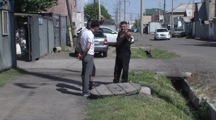 Астанчане массово жалуются на открытые канализационные колодцы