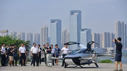 Китайский летающий автомобиль совершил полет через реку