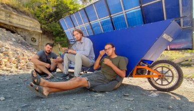 Путешественник на "солнцемобиле" назвал самые ужасные дороги Казахстана