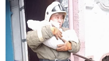 Новорожденного спасли из горящего дома в Костанае