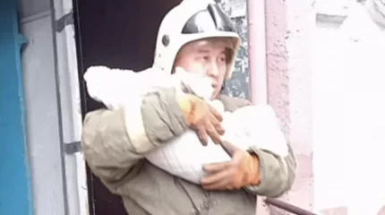 Қостанайда өртеніп жатқан үйден жаңа туған сәби құтқарылды