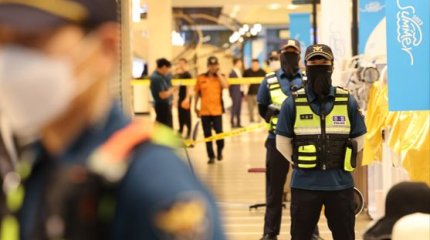 В Южной Корее мужчина врезался в толпу на машине, а затем напал на людей с ножом