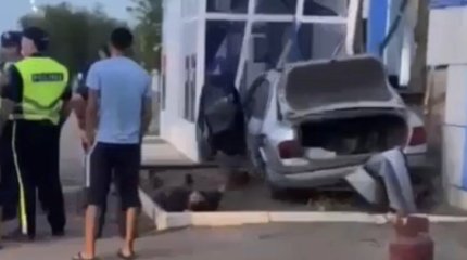 Пьяный акмолинец угнал авто и на скорости влетел в магазин